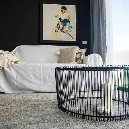 아파트 The Black House In