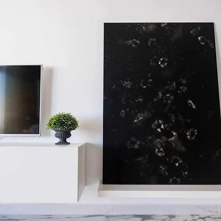 아파트 The Black House In *