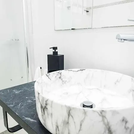 아파트 The Black House In *