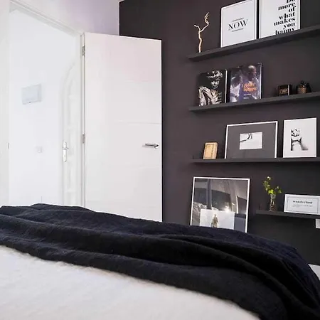 The Black House In 아데제