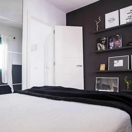 Apartment The Black House In *