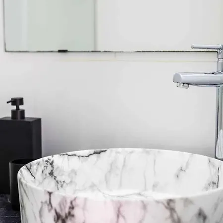 The Black House In 아파트 아데제