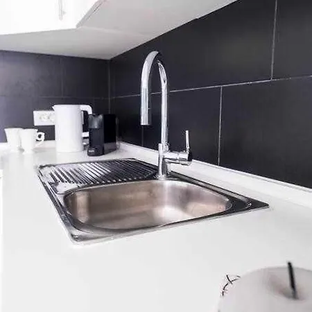 아파트 The Black House In 아데제